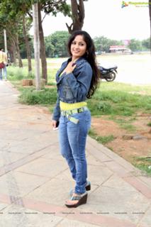 Madhavi Latha feet photo 19