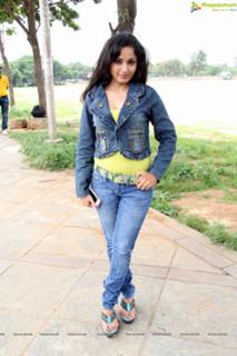 Madhavi Latha feet photo 13