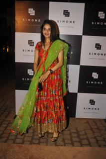 Madhoo feet photo 4