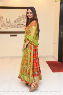 Madhoo feet photo 6