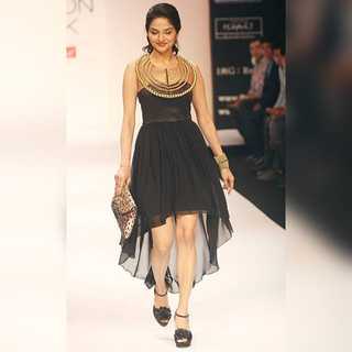 Madhoo feet photo 5