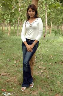Madhu Shalini feet photo 13