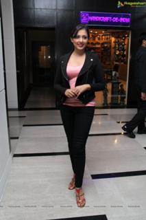 Madhu Shalini feet photo 14