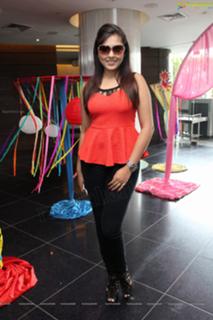 Madhu Shalini feet photo 14