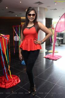 Madhu Shalini feet photo 13