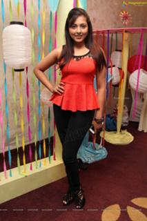 Madhu Shalini feet photo 12