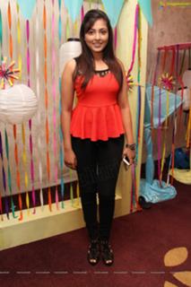 Madhu Shalini feet photo 11