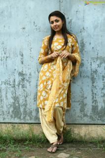 Madhu Shalini feet photo 17