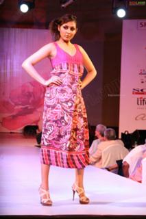 Madhu Shalini feet photo 12
