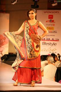 Madhu Shalini feet photo 11