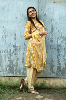 Madhu Shalini feet photo 4