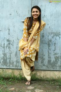 Madhu Shalini feet photo 3