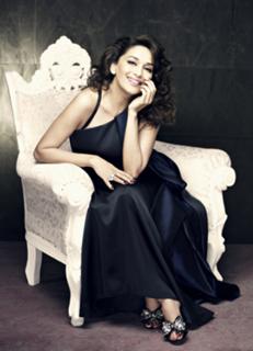 Madhuri Dixit feet photo thumbnail