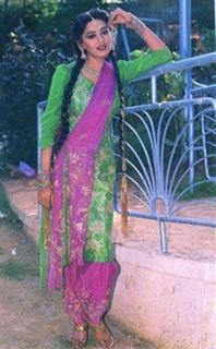 Madhuri Dixit feet photo thumbnail