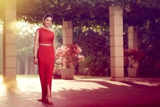 Madhuri Dixit feet photo thumbnail