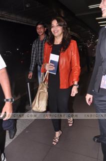 Madhuri Dixit feet photo thumbnail