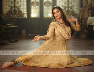 Madhuri Dixit feet photo thumbnail