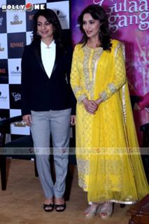 Madhuri Dixit feet photo thumbnail