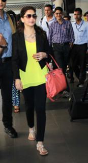 Madhuri Dixit feet photo thumbnail