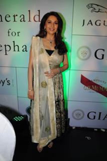 Madhuri Dixit feet photo thumbnail