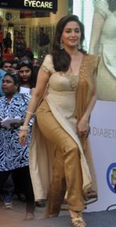 Madhuri Dixit feet photo thumbnail