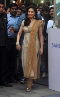 Madhuri Dixit feet photo thumbnail