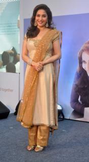 Madhuri Dixit feet photo thumbnail