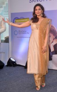 Madhuri Dixit feet photo thumbnail