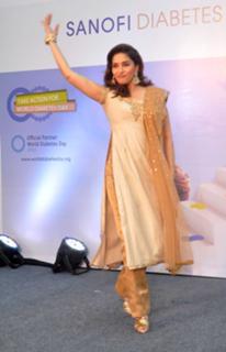 Madhuri Dixit feet photo thumbnail