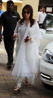 Madhuri Dixit feet photo thumbnail