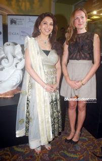 Madhuri Dixit feet photo thumbnail