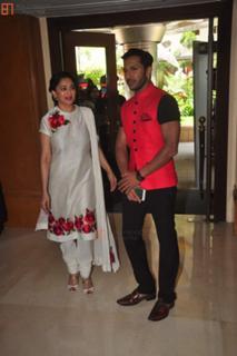 Madhuri Dixit feet photo thumbnail
