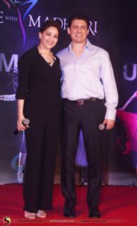 Madhuri Dixit feet photo thumbnail