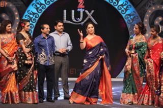 Madhuri Dixit feet photo thumbnail