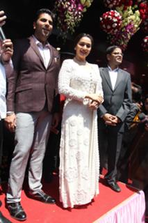 Madhuri Dixit feet photo thumbnail