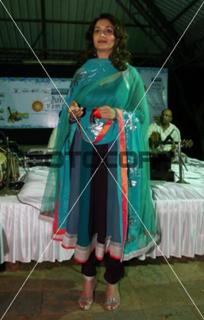 Madhuri Dixit feet photo thumbnail