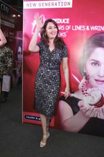Madhuri Dixit feet photo thumbnail