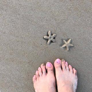 Madhuri Dixit feet photo thumbnail