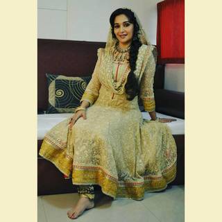 Madhuri Dixit feet photo thumbnail