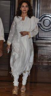 Madhuri Dixit feet photo thumbnail