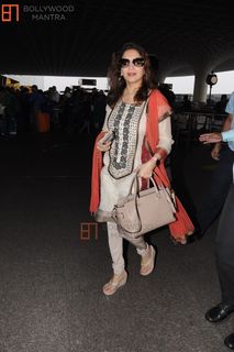 Madhuri Dixit feet photo thumbnail