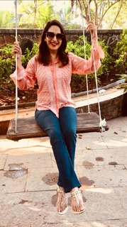 Madhuri Dixit feet photo thumbnail