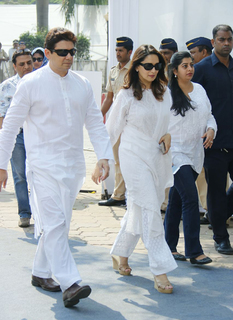 Madhuri Dixit feet photo thumbnail