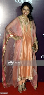 Madhuri Dixit feet photo thumbnail
