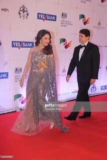 Madhuri Dixit feet photo thumbnail