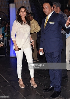 Madhuri Dixit feet photo thumbnail