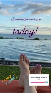 Madhuri Dixit feet photo thumbnail