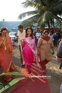 Madhuri Dixit feet photo thumbnail