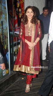Madhuri Dixit feet photo thumbnail