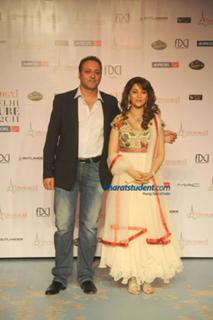 Madhuri Dixit feet photo thumbnail